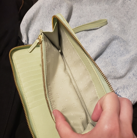 Beautiful Tory Burch Zip Wallet - Picture 5 of 10